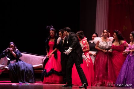 Puesta en escena de La Traviata del italiano Giuseppe Verdi 