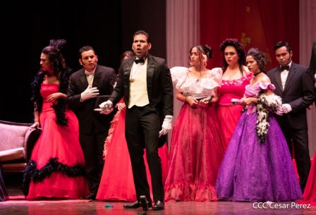 Puesta en escena de La Traviata del italiano Giuseppe Verdi 