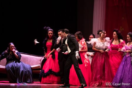 Puesta en escena de La Traviata del italiano Giuseppe Verdi 