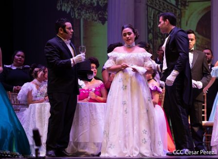 Puesta en escena de La Traviata del italiano Giuseppe Verdi 