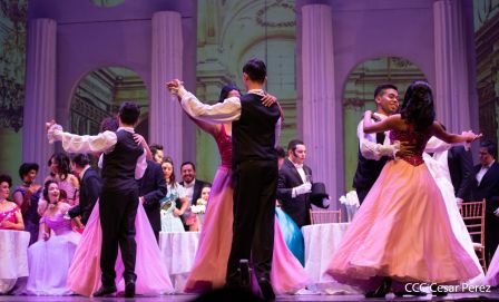 Puesta en escena de La Traviata del italiano Giuseppe Verdi 