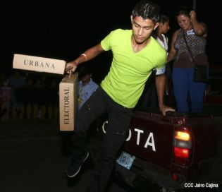 Familias de Blufields celebran victoria FSLN en la Costa Caribe