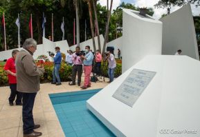 Ofrendas florales en el 85 aniversario del natalicio del Comandante Carlos Fonseca Amador