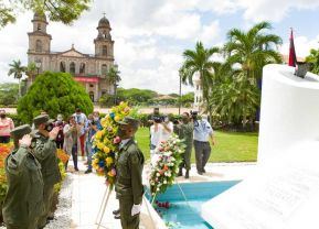 Ofrendas florales en el 85 aniversario del natalicio del Comandante Carlos Fonseca Amador