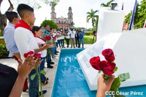 Ofrendas florales en el 85 aniversario del natalicio del Comandante Carlos Fonseca Amador