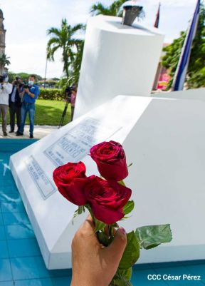 Ofrendas florales en el 85 aniversario del natalicio del Comandante Carlos Fonseca Amador