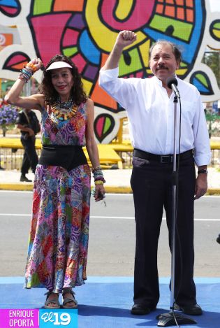 Daniel y Rosario rinden homenaje a Chávez