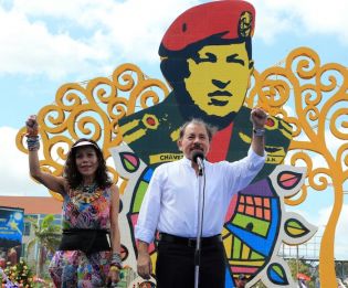 Daniel y Rosario rinden homenaje a Chávez