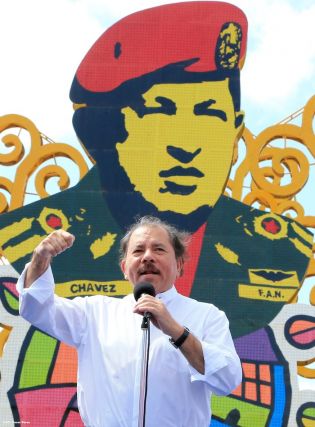Daniel y Rosario rinden homenaje a Chávez
