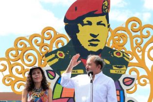 Daniel y Rosario rinden homenaje a Chávez