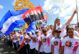 Daniel y Rosario rinden homenaje a Chávez