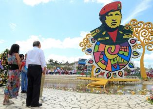 Daniel y Rosario rinden homenaje a Chávez