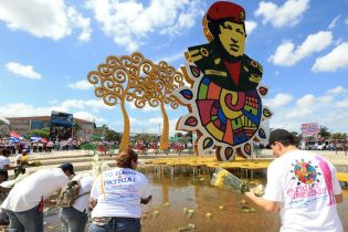 Daniel y Rosario rinden homenaje a Chávez
