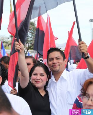 Daniel y Rosario rinden homenaje a Chávez