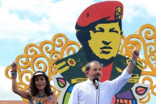 Daniel y Rosario rinden homenaje a Chávez