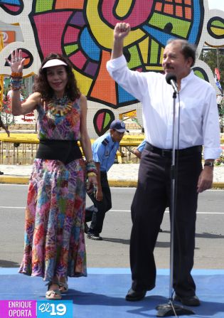 Daniel y Rosario rinden homenaje a Chávez