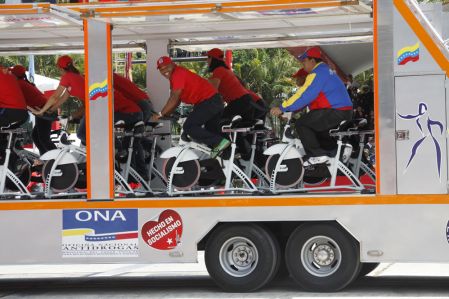 Desfile cívico-militar en honor al primer aniversario del tránsito a la inmortalidad de Chávez