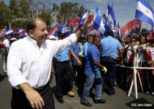 Daniel y Rosario rinden homenaje a Chávez