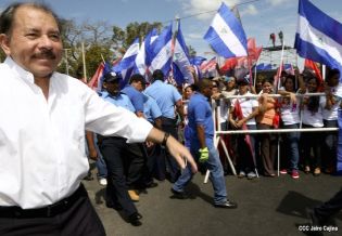 Daniel y Rosario rinden homenaje a Chávez