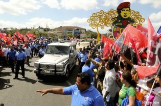 Daniel y Rosario rinden homenaje a Chávez