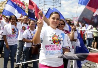 Daniel y Rosario rinden homenaje a Chávez