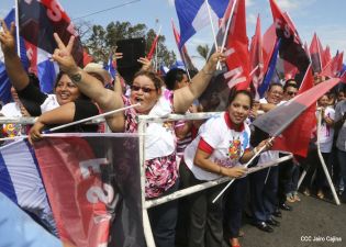 Daniel y Rosario rinden homenaje a Chávez