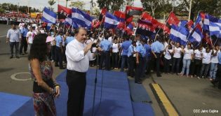 Daniel y Rosario rinden homenaje a Chávez