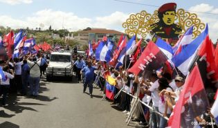 Daniel y Rosario rinden homenaje a Chávez