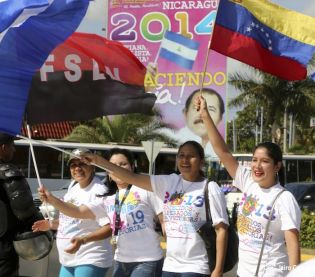 Daniel y Rosario rinden homenaje a Chávez