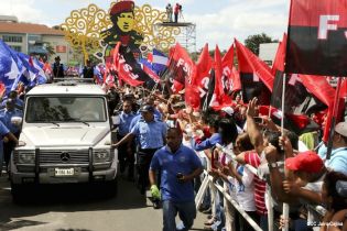 Daniel y Rosario rinden homenaje a Chávez