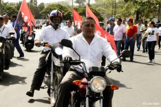 Daniel y Rosario rinden homenaje a Chávez