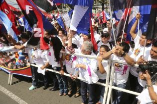 Daniel y Rosario rinden homenaje a Chávez