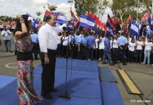 Daniel y Rosario rinden homenaje a Chávez
