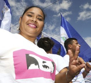 Daniel y Rosario rinden homenaje a Chávez