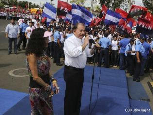 Daniel y Rosario rinden homenaje a Chávez
