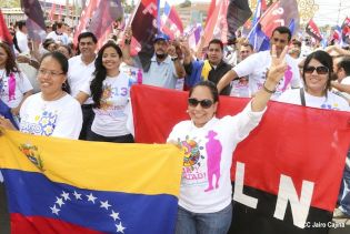 Daniel y Rosario rinden homenaje a Chávez