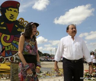 Daniel y Rosario rinden homenaje a Chávez