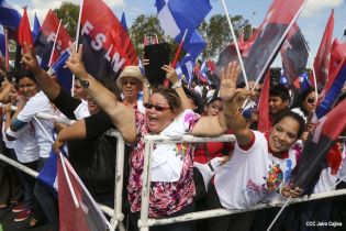 Daniel y Rosario rinden homenaje a Chávez
