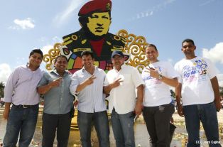 Daniel y Rosario rinden homenaje a Chávez