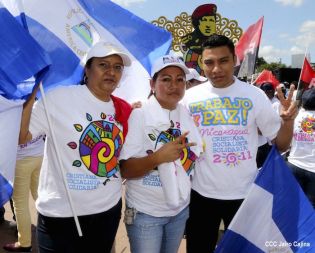 Daniel y Rosario rinden homenaje a Chávez