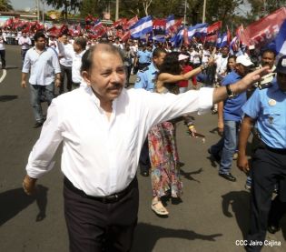 Daniel y Rosario rinden homenaje a Chávez