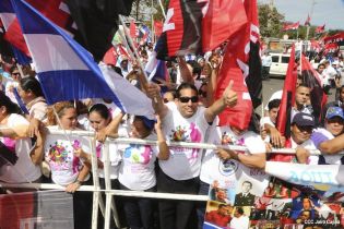 Daniel y Rosario rinden homenaje a Chávez