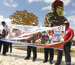 Daniel y Rosario rinden homenaje a Chávez