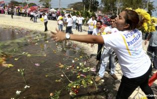 Daniel y Rosario rinden homenaje a Chávez