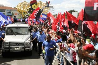 Daniel y Rosario rinden homenaje a Chávez