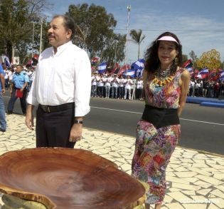 Daniel y Rosario rinden homenaje a Chávez