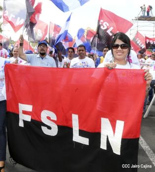 Daniel y Rosario rinden homenaje a Chávez