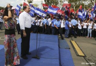 Daniel y Rosario rinden homenaje a Chávez