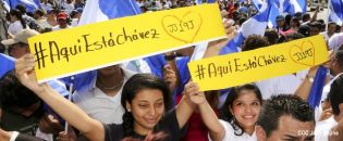 Daniel y Rosario rinden homenaje a Chávez