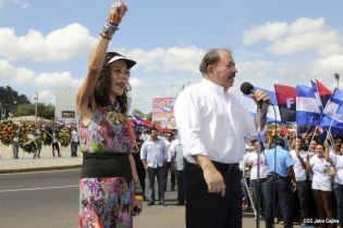 Daniel y Rosario rinden homenaje a Chávez